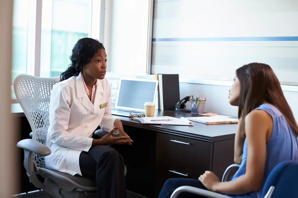 Médica conversando sobre la atención de un paciente