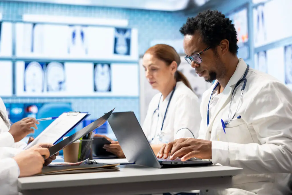 Profesionales médicos colaborando en una oficina moderna